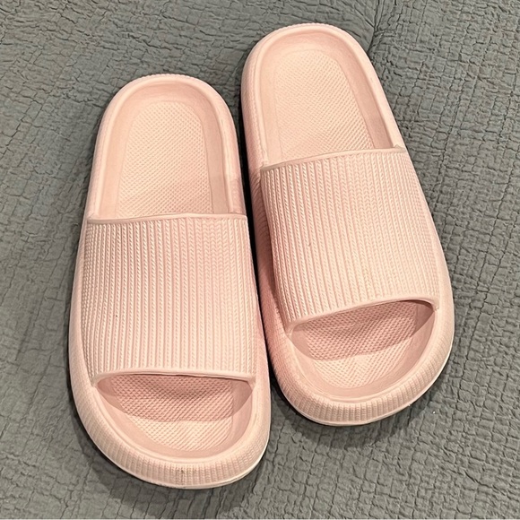 Light pink women’s cloud slides size 40 - 41 - Picture 1 of 5